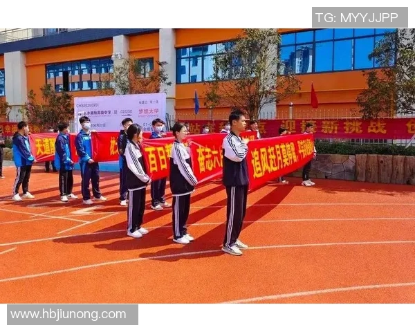 校园足球场:青春的舞台与梦想的起点,激发无限潜能与团队精神 校园足球场:青春的舞台与梦想的起点,激发无限潜能与团队精神