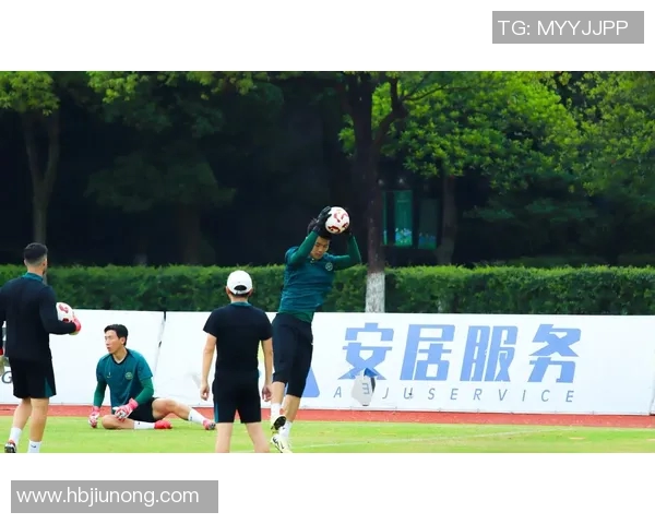 精彩踢足球的视频集锦让你领略足球魅力与技巧的完美结合 精彩踢足球的视频集锦让你领略足球魅力与技巧的完美结合